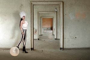 Surrealistická móda u dveří od Christine von Diepenbroek