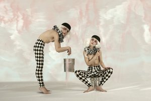 Surrealistické postavy harlekýnů od Christine von Diepenbroek