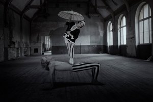 Akrobati v surrealistické místnosti od Christine von Diepenbroek
