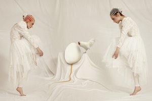 Surrealistické ženy a vejce od Christine von Diepenbroek