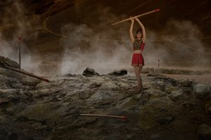 Žena s obří zápalkou od Christine von Diepenbroek