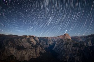 Stopy hvězd nad Half Dome