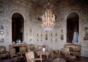 Pohled do velkého obývacího pokoje Chateau de Champs sur Marne. Zdobil Christophe Huet (1700-1759)