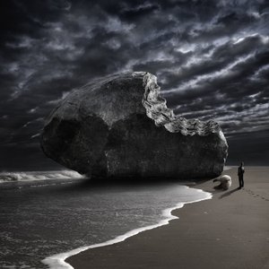 Bitten Rock na Stormy Beach od Christophe Kiciak