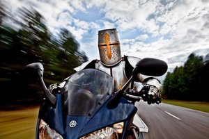 Rytíř na motocyklu od Christophe Kiciak
