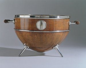 Mísa, 1880 (čtvrtený dub, galvanicky pokovené stříbro a sklo) od Christopher Dresser