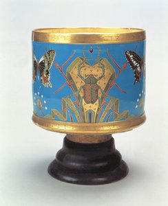 Jardiniere zdobená v imitaci cloisonne s brouky a motýly, Minton & Co., 1867 (porcelán s dřevěným základem)