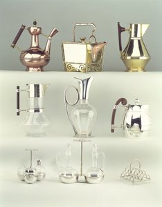 Top, L-R: Oriental Coffee Pot, Benham & Froud, cca 1888 (mosaz, měď a dřevo); Japonská nýtovaná čtvercová čajová konvice, Benham & Froud, kolem 1888 (měď a mosaz); Claret Jug, Richard Perry, Son & Co., kolem roku 1880