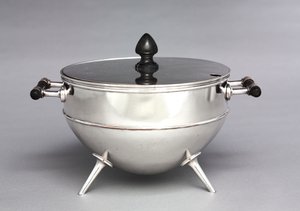 Tureen, vyrobený firmou Hukin & Heath, kolem roku 1880 od Christopher Dresser