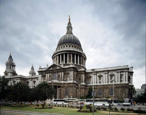 Pohled na katedrálu Saint Paul navrženou architektem Christopherem Wrenem (1632-1723), kopule se přezdívá Pantheon. Londýn, Anglie