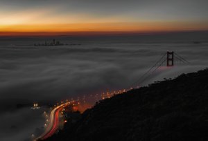 Most Golden Gate v mlhavé noci od Chuanxu Ren