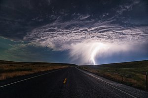 Blesk zasáhl Open Road od Chuanxu Ren