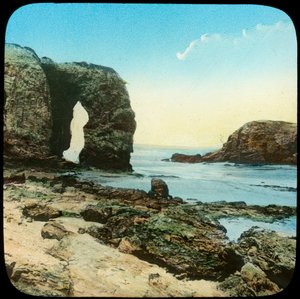 Skalní oblouk na pláži Perran, Cornwall, konec 19. nebo začátek 20. století
