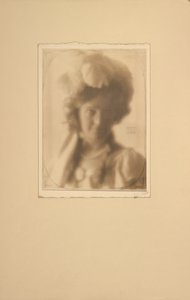 [Portrét ženy v kostýmu] od Clarence H. White