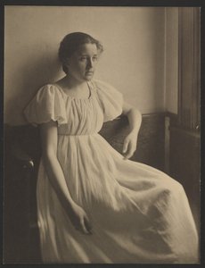 Bílé šaty od Clarence H. White