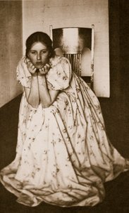 Dívka v květovaných šatech, cca 1910 (hlubotisk)