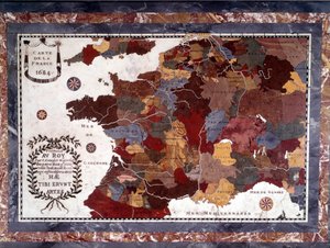 Mapa Francie ze 17. století s decoupage různých regionů. Stůl ebene Napoleon III podpírající mozaikovou desku z tvrdých kamenů, mramoru a albatru představující Francii kolem roku 1684, stolní deska je součástí nábytku Marie-Antoinetty v Grand Trianonu. od Claude Antoine Couplet
