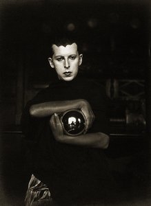 Autoportrét, asi 1927 (želatinový stříbrný tisk) od Claude Cahun
