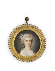 Comtesse Diane de Polignac, v bílých šatech v dekoltu, s květinami a mátově zelenou stuhou ve svých načesaných napudrovaných vlasech, na sobě perlový náhrdelník a náušnice (akvarel na slonovině ve zlaceném kovovém rámu s perleťovým okrajem) od Claude Jean Baptiste (attr. to) Hoin