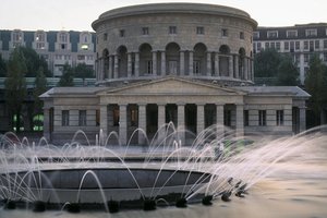 Rotunda La Villette postavená v roce 1789 Claudem Nicolasem Ledouxem.