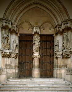 Pohled na portál Chartreuse of Champmol. Zdobí ho pět soch vytvořených Sluterem Clausem (kolem roku 1350 kolem roku 1405): Panna Maria, vévoda a vévodkyně Burgundská, svatý Jan Křtitel a svatá Markéta. 1386-1401 Dijon (Gold Cote)