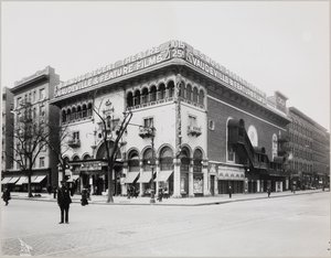 Obrovské divadlo s propracovanou fasádou, doplněné maurskými oblouky a balkony. Velký nápis na vrcholu budovy hlásá „B.S. Moss Regent Theatre Vaudeville a hrané filmy.“ Cedule s reklamou na Olgu Petrovou ve filmu Srdce malované ženy visí ab
