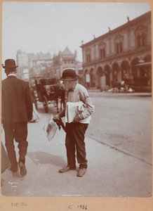 Muž stojící na chodníku na Broadwayi mezi 34. a 35. ulicí drží noviny The Evening Telegram od Company Byron