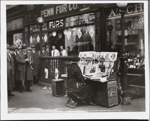 Prodavačka slepých zpráv Fannie Lyons u svého stánku na jihovýchodním rohu 7th Avenue a 34th Street od Company Byron