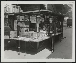 Prodejce slepých zpráv P.J. McNulty u svého stánku na severovýchodním rohu 3rd Avenue a 42nd Street od Company Byron