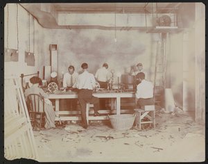 Filmové laboratoře v Carlton Motion Picture Co. s pěti muži a jednou ženou pracující s filmem, spojováním atd., New York od Company Byron