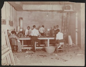 Filmové laboratoře v Carlton Motion Picture Co. s pěti muži a jednou ženou pracující s filmem, spojováním atd., New York