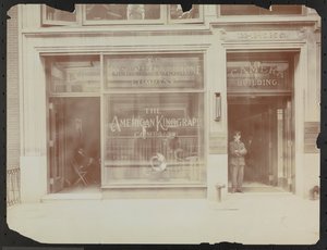 Fasáda v prvním patře 122-124 E. 25th Street, Camera Building, American Cinephone Company, American Kinograph Company a vrátný, New York od Company Byron