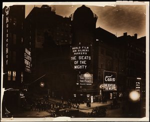 Divadlo Casino v noci, davy lidí a auta a stavební dělníci kopající na ulici, Broadway a 39th St., New York, cca 1915 (č/b foto) od Company Byron
