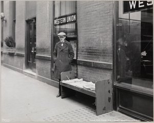 Slepý prodejce novin, Frederick Rode a jihovýchodní roh Broadway & 41st St. V okně za panem Rodem je vidět nápis Western Union od Company Byron