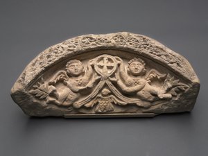Luneta se dvěma anděly podpírajícími přívěsek Kříž, 400 let (vápenec) od Coptic