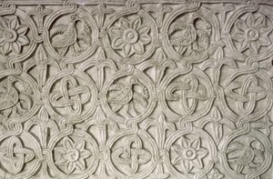 Detail z vyřezávané obrazovky, 9.-10. století (tesaný kámen)