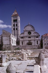 Průčelí kostela, postavený 1091