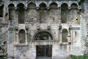 Porta Aurea v Diokleciánově paláci. cca 300 AD