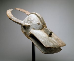 Přilbová maska krávy (Vara Society), západní Súdán, subsaharská Afrika, konec 19. století (dřevo, obětní látky, kov, hřebíky a zvířecí kůže) od Culture Chamba