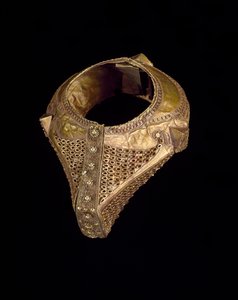 Svatební náramek (gelang gadang podang), konec 19.-začátek 20. století (tepané zlato s filigránem a granulací)