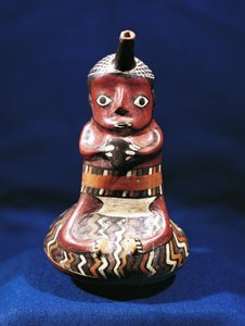 Antropomorfní nádoba hudebního námětu, Peru (polychromovaná terakota)