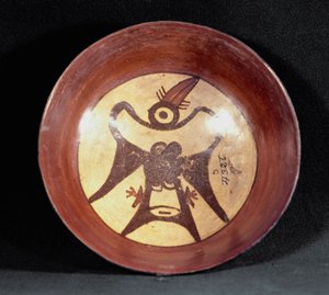 Předkolumbovské umění, civilizace Nazca: hrnek z terakotového dekoru s vyobrazením ptáka. 100 př. n. l. – 800 n. l. Lima, Národní muzeum antropologie a archeologie, Peru
