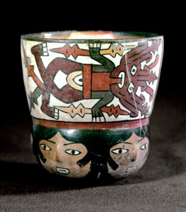 Předkolumbovské umění: hrnek z terakotového dekoru božstev a tváří z místa Nazca. 100 př. n. l. – 800 n. l. Lima, Národní muzeum antropologie a archeologie, Peru