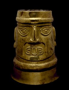 Kádinka zobrazující božstvo se sikánskýma očima a tesáky, 800-1350 n. l. (zlato)