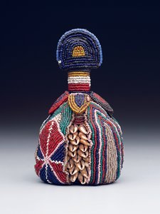 Symbol vnitřní hlavy (ibori), konec 19. až počátek 20. století (skleněné korálky, lastury a kůže)