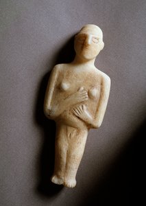Ženský idol, schematická figurka, bílý mramor, 3200-2000 př. Kr