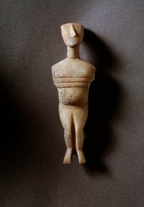 Ženský idol, schematická figurka, bílý mramor s okrovými intarziemi, 3200-2000 př.n.l.