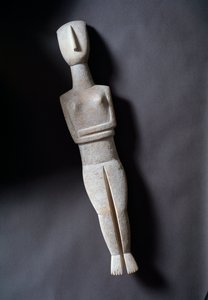 Ženský idol, schematická figurka, bílý mramor s okrovými intarziemi, 3200-2000 př.n.l.