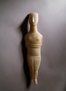 Schematická ženská figurka, bílý mramor s okrovými inkrustacemi, 3200-2000 př.n.l.