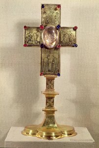 Relikviářový kříž papeže Urbana V. (1310-70) 1368-78 (zlato, křišťál a drahé kameny)